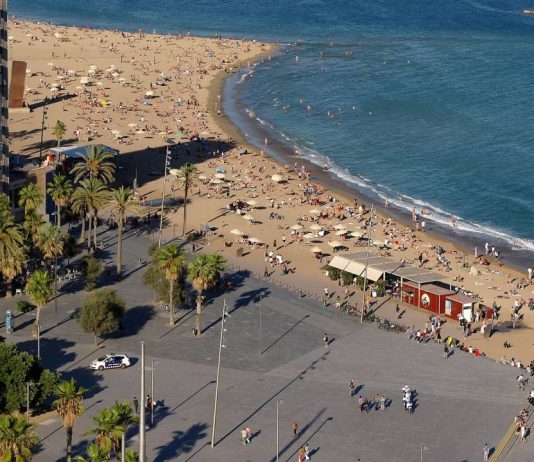 Rescatan a una mujer en estado crítico en la playa de Sant Sebastià Rescatan a una mujer en estado crítico en la playa de Sant Sebastià