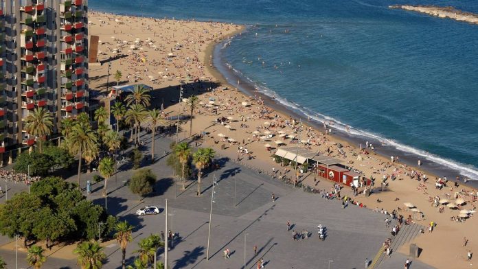 Rescatan a una mujer en estado crítico en la playa de Sant Sebastià