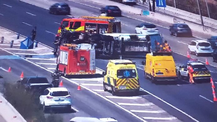 Un camión de basura volcado del Ayuntamiento de Barcelona obliga a cortar la C-58