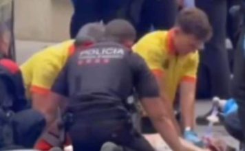 Un hombre queda en estado crítico tras un apuñalamiento en el Borne de Barcelona Un hombre queda en estado crítico tras un apuñalamiento en el Borne de Barcelona