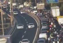 Muere el camionero que ha volcado en la ronda del Litoral de Barcelona 10 Km de colas en la Ronda Litoral por un camión volcado