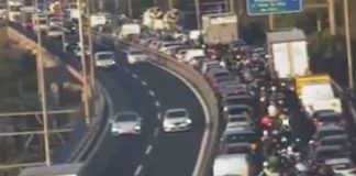 Muere el camionero que ha volcado en la ronda del Litoral de Barcelona 10 Km de colas en la Ronda Litoral por un camión volcado