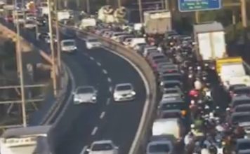 Muere el camionero que ha volcado en la ronda del Litoral de Barcelona 10 Km de colas en la Ronda Litoral por un camión volcado