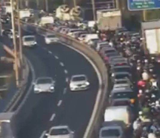 Muere el camionero que ha volcado en la ronda del Litoral de Barcelona 10 Km de colas en la Ronda Litoral por un camión volcado