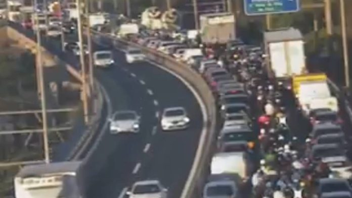 10 Km de colas en la Ronda Litoral por un camión volcado