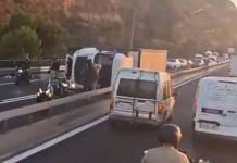 10 Km de retenciones en la Ronda Litoral por un camión volcado 10 Km de retenciones en la Ronda Litoral por un camión volcado