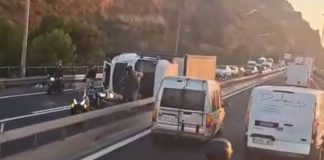 10 Km de retenciones en la Ronda Litoral por un camión volcado 10 Km de retenciones en la Ronda Litoral por un camión volcado