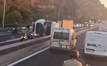 10 Km de retenciones en la Ronda Litoral por un camión volcado 10 Km de retenciones en la Ronda Litoral por un camión volcado