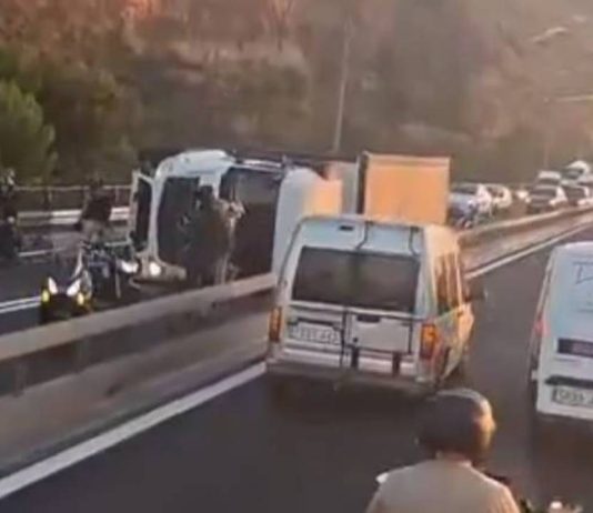 10 Km de retenciones en la Ronda Litoral por un camión volcado 10 Km de retenciones en la Ronda Litoral por un camión volcado