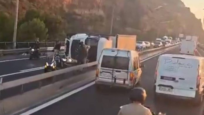 10 Km de retenciones en la Ronda Litoral por un camión volcado