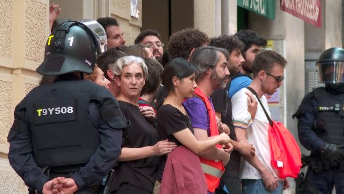 Ada Colau se moviliza contra el desahucio de una vecina de Gràcia Ada Colau se moviliza contra el desahucio de una vecina de Gràcia