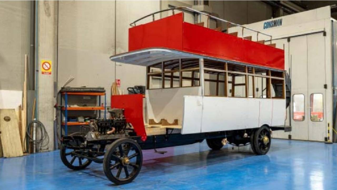 TMB abre la estación fantasma de Gaudí y otros espacios del metro de Barcelona