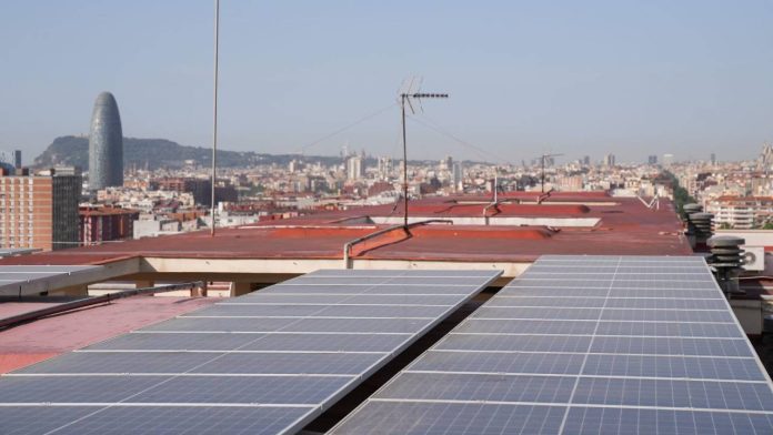 Barcelona cede 10 cubiertas para impulsar comunidades energéticas