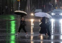 Clases suspendidas y teletrabajo por lluvias intensas en Barcelona Clases suspendidas y teletrabajo por lluvias intensas en Barcelona
