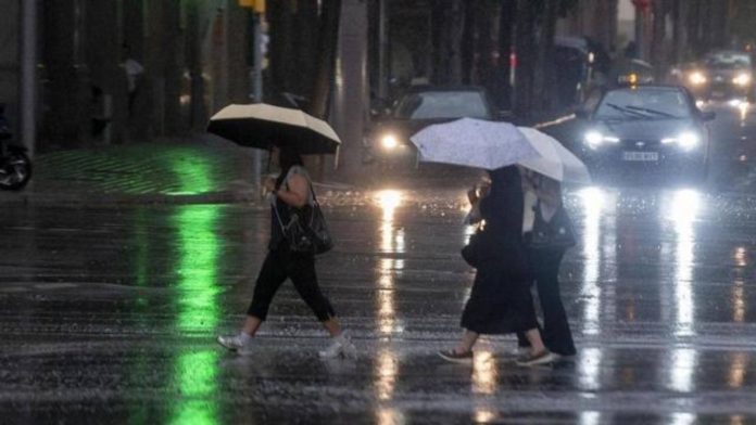 Clases suspendidas y teletrabajo por lluvias intensas en Barcelona
