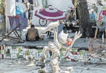 Desalojan a 32 personas sin hogar de la plaza del Cobi Desalojan a 32 personas sin hogar de la plaza del Cobi