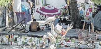 Desalojan a 32 personas sin hogar de la plaza del Cobi Desalojan a 32 personas sin hogar de la plaza del Cobi