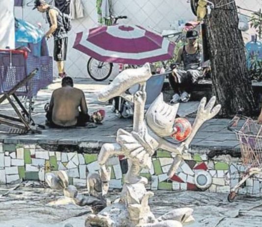 Desalojan a 32 personas sin hogar de la plaza del Cobi Desalojan a 32 personas sin hogar de la plaza del Cobi