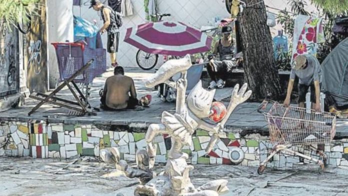 Desalojan a 32 personas sin hogar de la plaza del Cobi Desalojan a 32 personas sin hogar de la plaza del Cobi