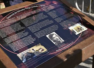 El Eixample homenajea a Salvador Puig i Antich con un atril El Eixample homenajea a Salvador Puig i Antich con un atril