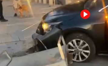 Espectacular accidente de un conductor de Cabify en la Barceloneta Espectacular accidente de un conductor de Cabify en la Barceloneta