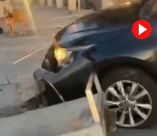 Espectacular accidente de un conductor de Cabify en la Barceloneta Espectacular accidente de un conductor de Cabify en la Barceloneta