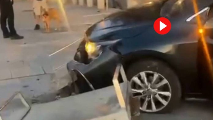 Espectacular accidente de un conductor de Cabify en la Barceloneta Espectacular accidente de un conductor de Cabify en la Barceloneta