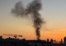 Incendio de contenedores en el Raval provoca una gran columna de humo Incendio de contenedores en el Raval provoca una gran columna de humo