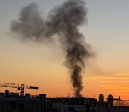 Incendio de contenedores en el Raval provoca una gran columna de humo Incendio de contenedores en el Raval provoca una gran columna de humo