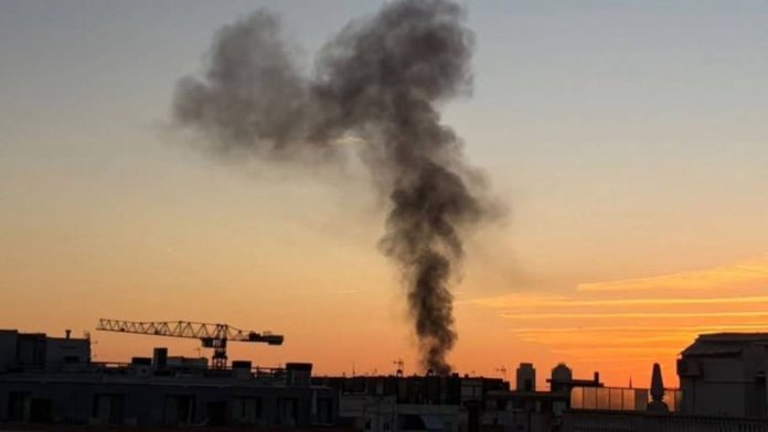 Incendio de contenedores en el Raval provoca una gran columna de humo