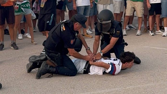 Interior abre expediente a los policías por el caso de la estelada Interior abre expediente a los policías por el caso de la estelada