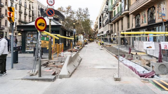 La Rambla de Barcelona recupera el tráfico en sentido mar La Rambla de Barcelona recupera el tráfico en sentido mar