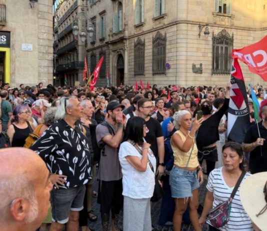 La crisis de Ceuta enfrenta dos protestas en Barcelona La crisis de Ceuta enfrenta dos protestas en Barcelona