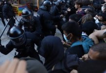 Los Mossos cargan contra manifestantes antifascistas en el Fossar Los Mossos cargan contra manifestantes antifascistas en el Fossar