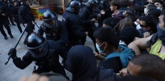 Los Mossos cargan contra manifestantes antifascistas en el Fossar Los Mossos cargan contra manifestantes antifascistas en el Fossar