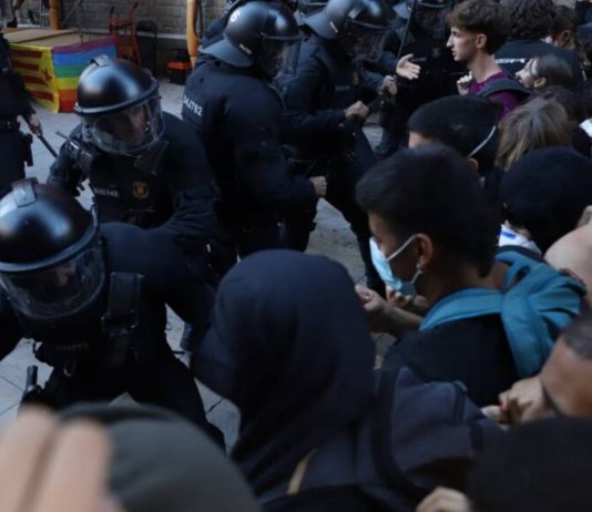 Los Mossos cargan contra manifestantes antifascistas en el Fossar Los Mossos cargan contra manifestantes antifascistas en el Fossar