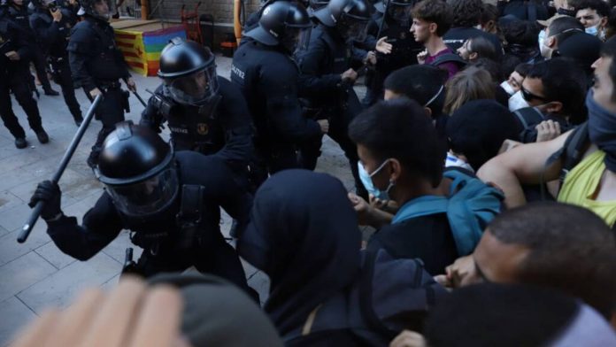 Los Mossos cargan contra manifestantes antifascistas en el Fossar