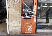 Los Mossos investigan la explosión en un cajero de Sants Los Mossos investigan la explosión en un cajero de Sants