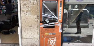 Los Mossos investigan la explosión en un cajero de Sants Los Mossos investigan la explosión en un cajero de Sants