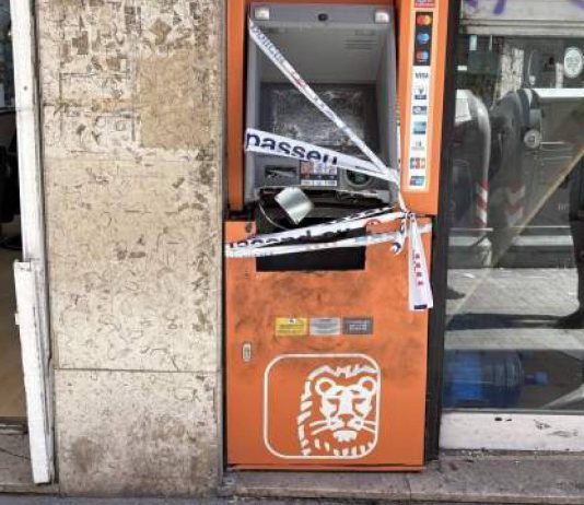 Los Mossos investigan la explosión en un cajero de Sants Los Mossos investigan la explosión en un cajero de Sants