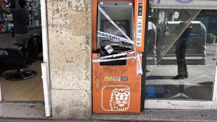 Los Mossos investigan la explosión en un cajero de Sants
