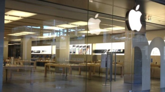 Los Mossos investigan un robo en la tienda Apple de La Maquinista