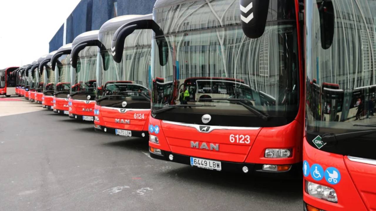 Los trabajadores de TMB paran el bus durante siete horas este martes Los trabajadores de TMB paran el bus durante siete horas este martes