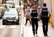 Los Mossos detienen a una menor de 14 años por amenazas a alumnos en Barcelona Los Mossos detienen a una menor de 14 años por amenazas a alumnos en Barcelona