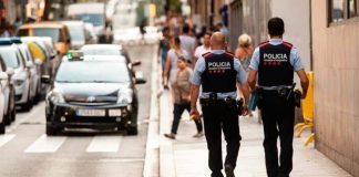 Los Mossos detienen a una menor de 14 años por amenazas a alumnos en Barcelona Los Mossos detienen a una menor de 14 años por amenazas a alumnos en Barcelona