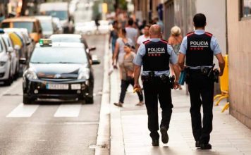 Los Mossos detienen a una menor de 14 años por amenazas a alumnos en Barcelona Los Mossos detienen a una menor de 14 años por amenazas a alumnos en Barcelona