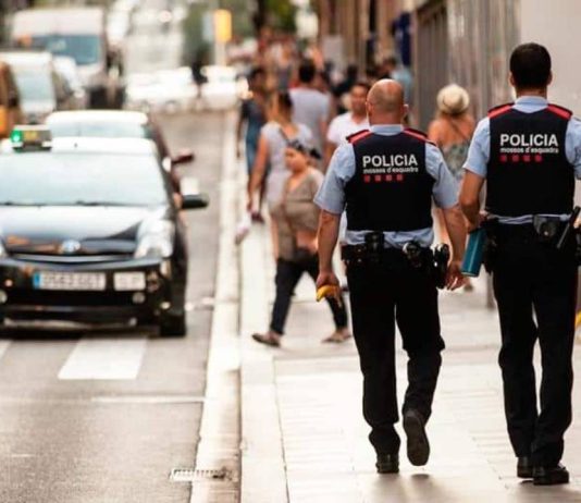 Los Mossos detienen a una menor de 14 años por amenazas a alumnos en Barcelona Los Mossos detienen a una menor de 14 años por amenazas a alumnos en Barcelona