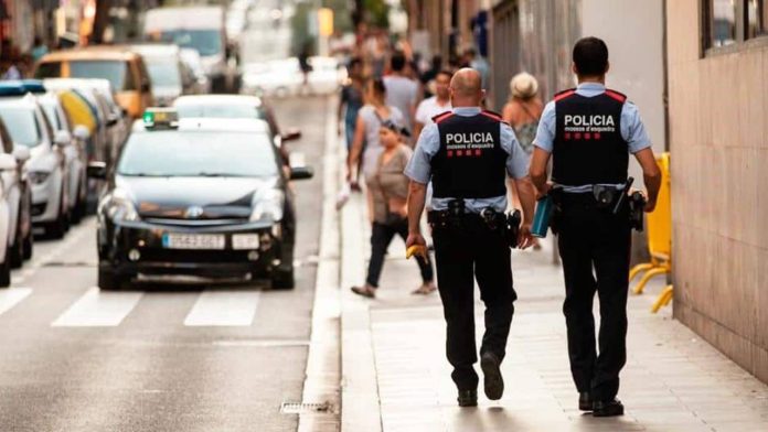Los Mossos detienen a una menor de 14 años por amenazas a alumnos en Barcelona