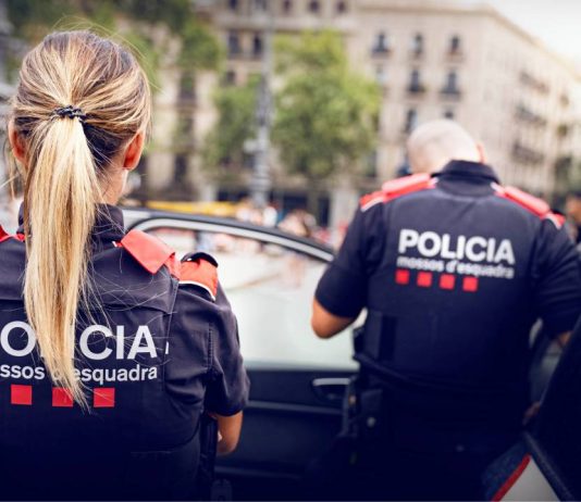 Los Mossos buscan a cuatro ladrones tras un atraco a punta de pistola en Barcelona Los Mossos buscan a cuatro ladrones tras un atraco a punta de pistola en Barcelona