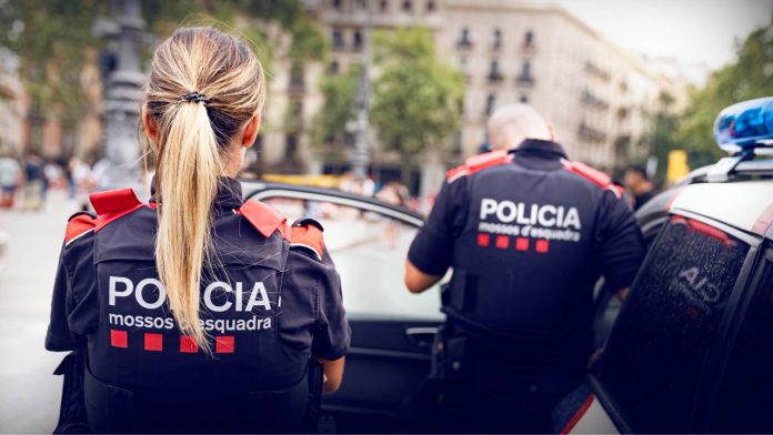 Los Mossos buscan a cuatro ladrones tras un atraco a punta de pistola en Barcelona